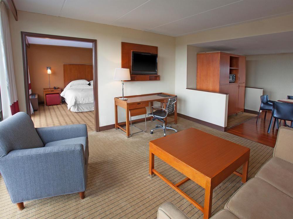Four Points Philadelphia Northeast Hotel Exterior foto